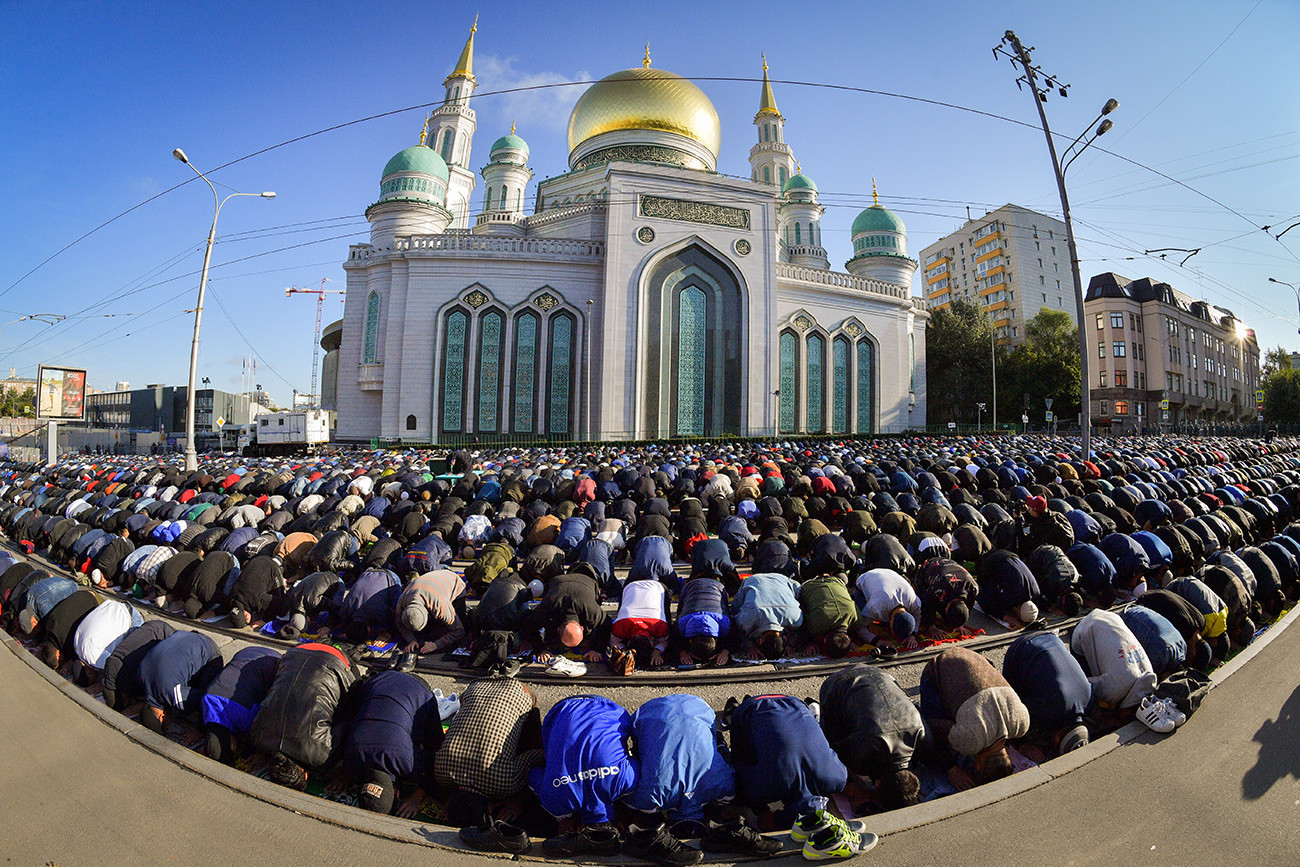 Umat Islam melakukan ibadah salat Id pada hari raya Idul Adha di Masjid Agung Moskow.