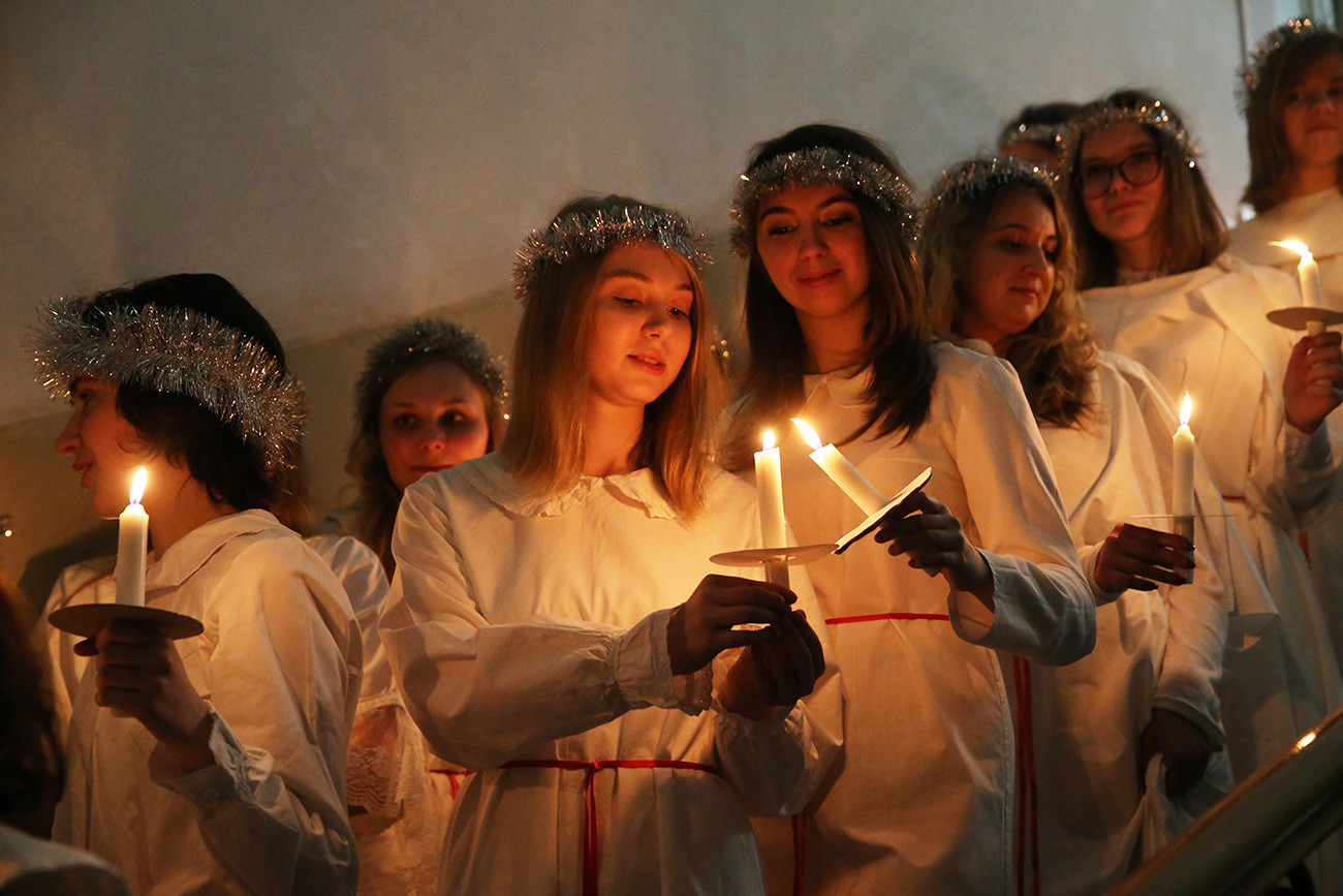 Perayaan Hari Santa Lusia di Gereja Katolik Swedia St. Catherine.