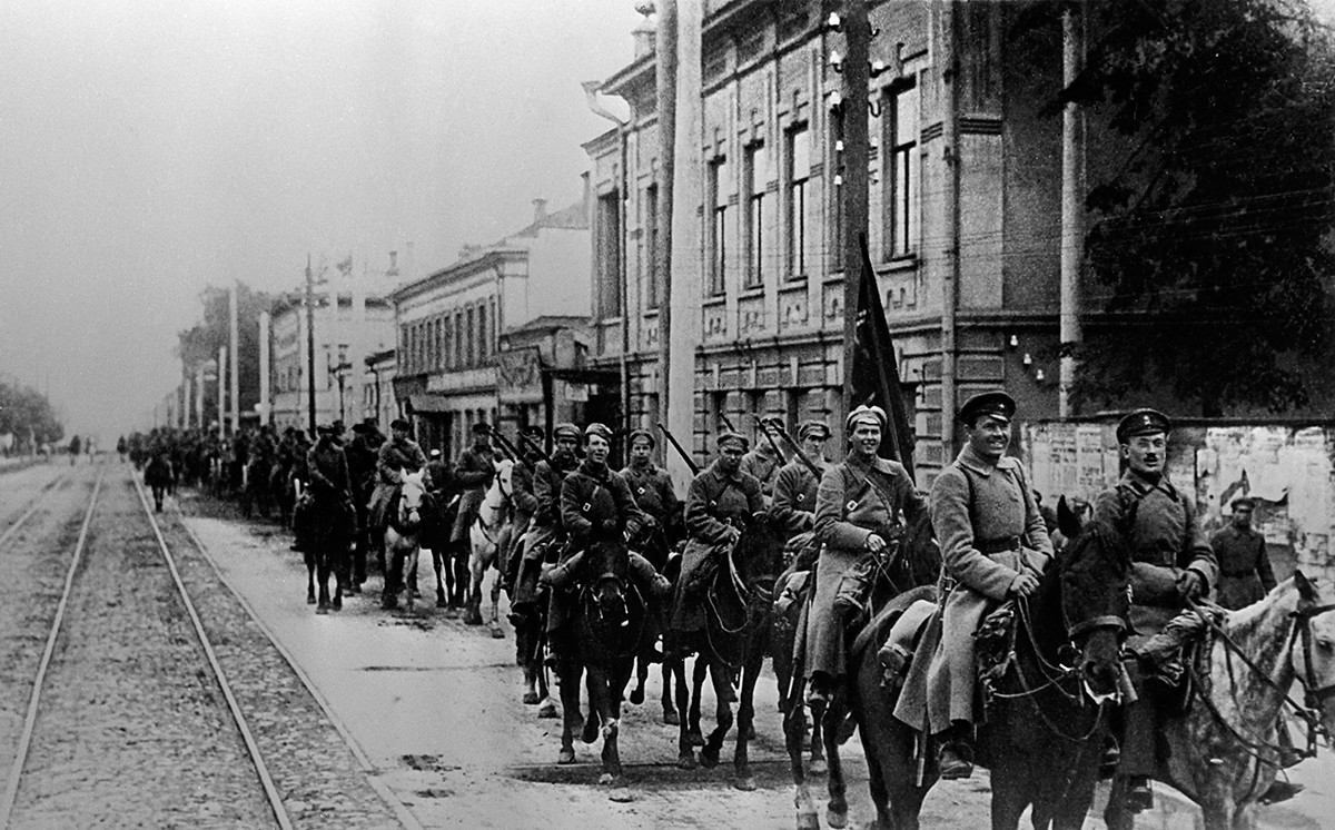 Вступление конных частей Красной Армии в Казань в 1918 году.