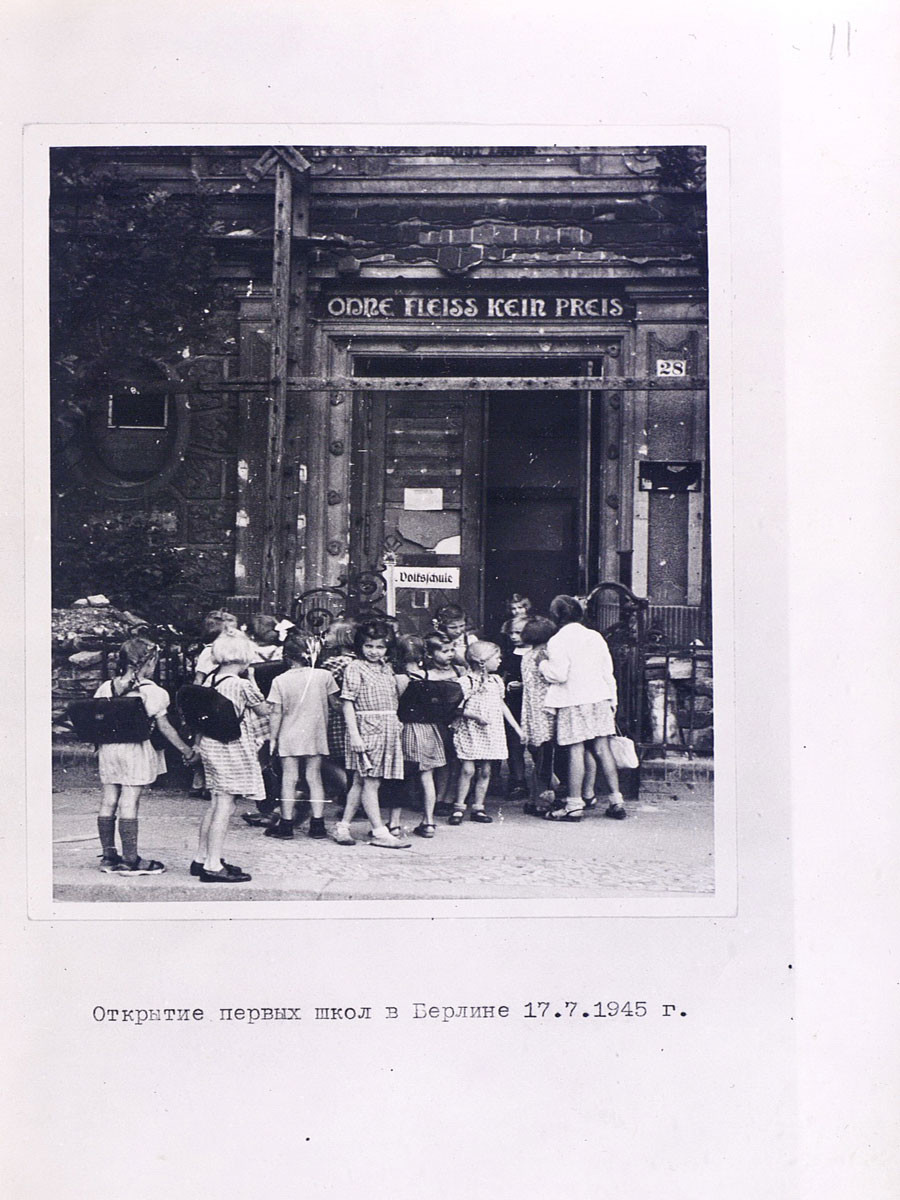 Abertura da primeira escola na Berlim pós-Guerra, em 17 de julho de 1945.