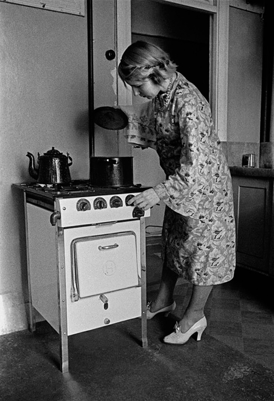 Seorang perempuan di dapur.