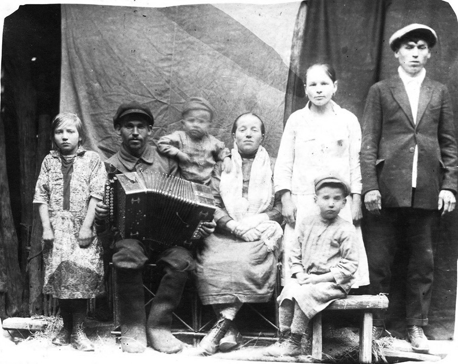 Famille des Medvedev, années 1930 (Maria, à gauche, deviendra dans les années 40 une héroïne de la Seconde Guerre mondiale)
