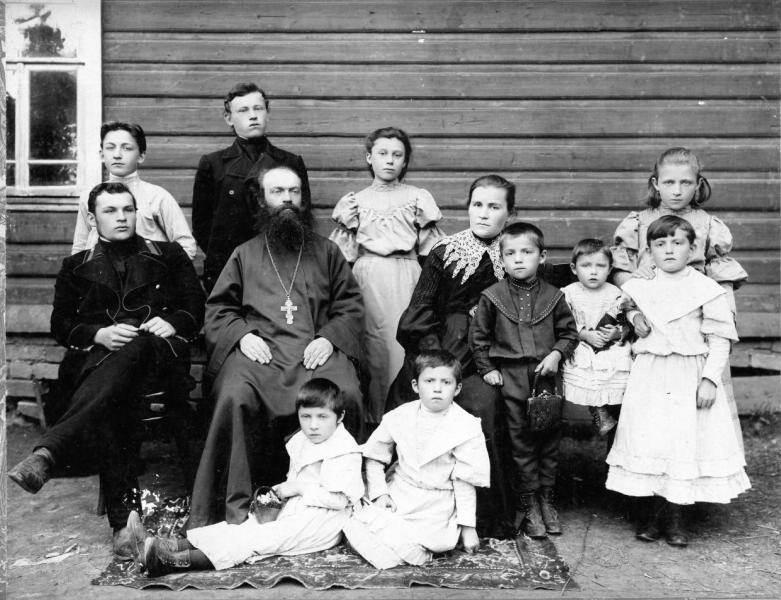 Portrait de groupe de la famille d’un prêtre, années 1900