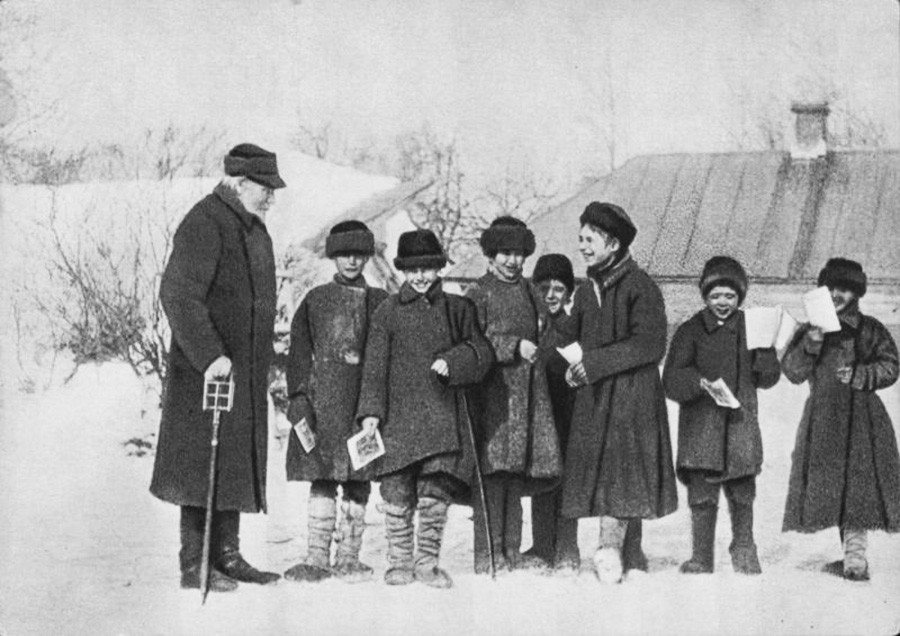 Every teacher, including Tolstoy himself, would give 5-6 lessons a day. Yasnaya Polyana, 1908.
