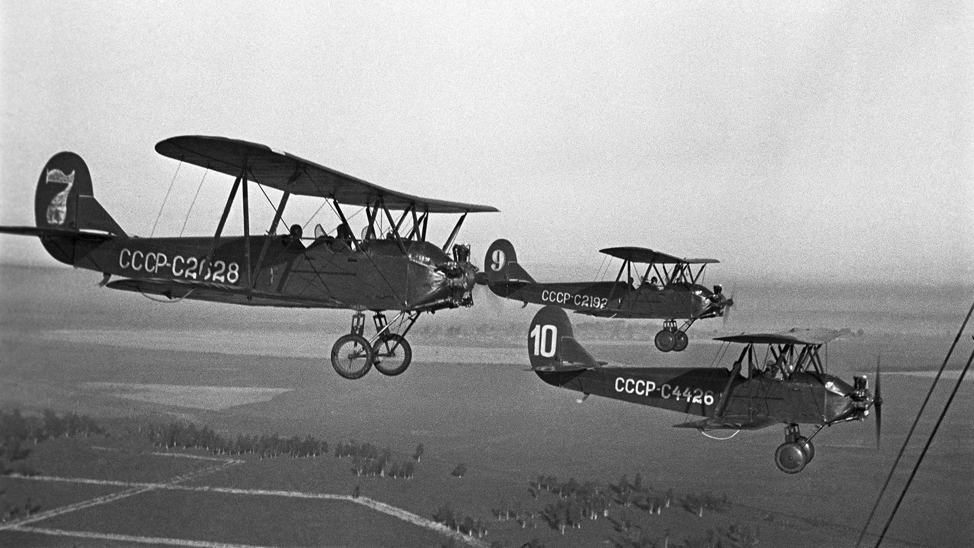 Piloti letalskega kluba mesta Gorki (danes Nižni Novgorod) leta 1940 z letalu U-2
