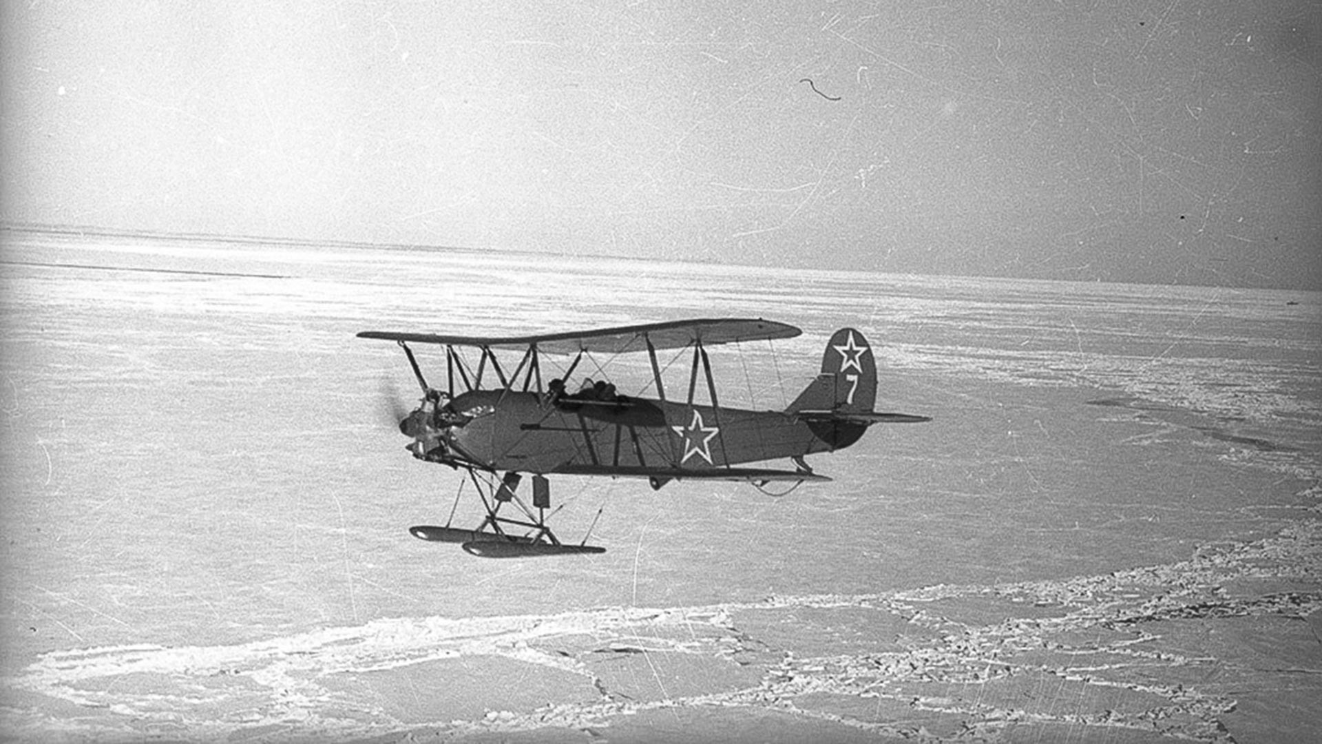 Letalo U-2 št. 7, ki ga je sestrelila nemška protiletalska obramba ponoči, 1. 8. 1943. Posadka (pilotka Valentina Polunina in navigatorka Glafira Kašarina) ni preživela.