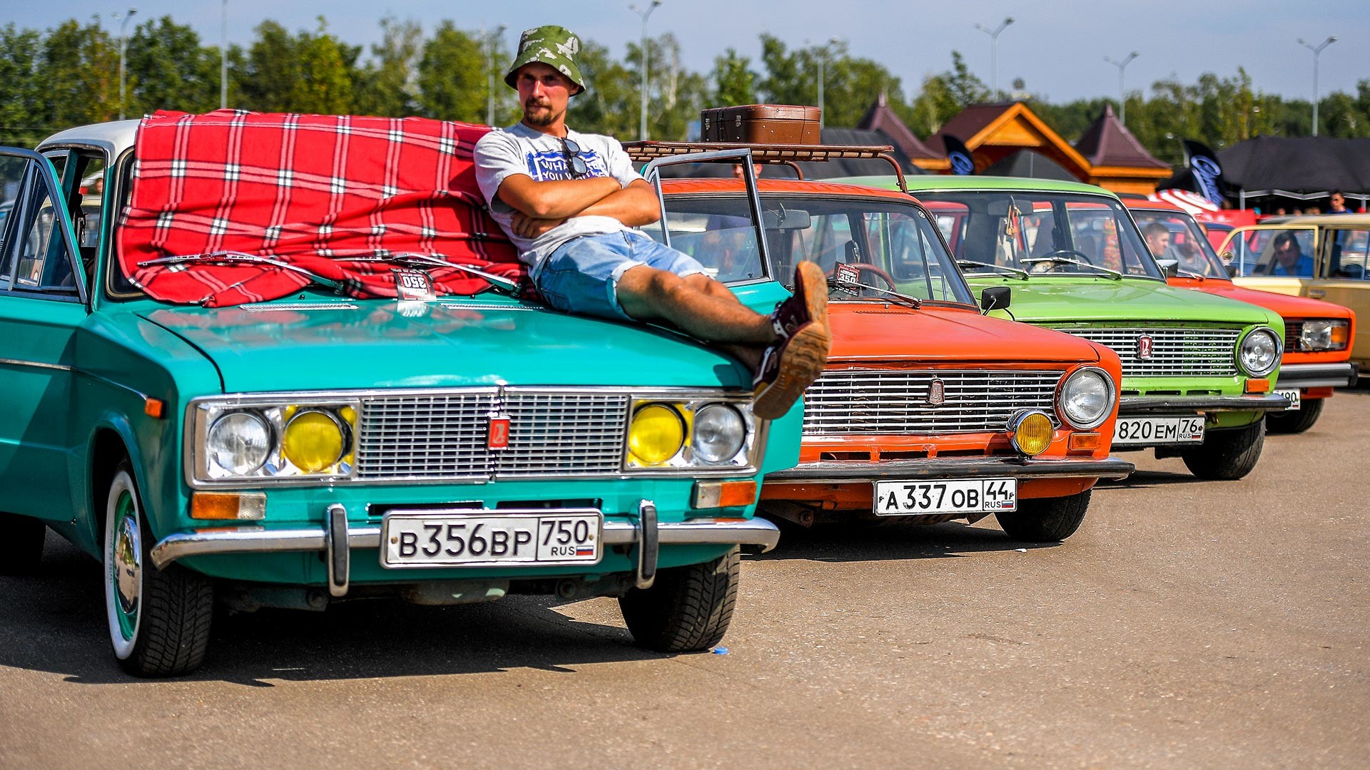 Un participant du festival russe de rassemblement de Lada "Ji-Fest"
