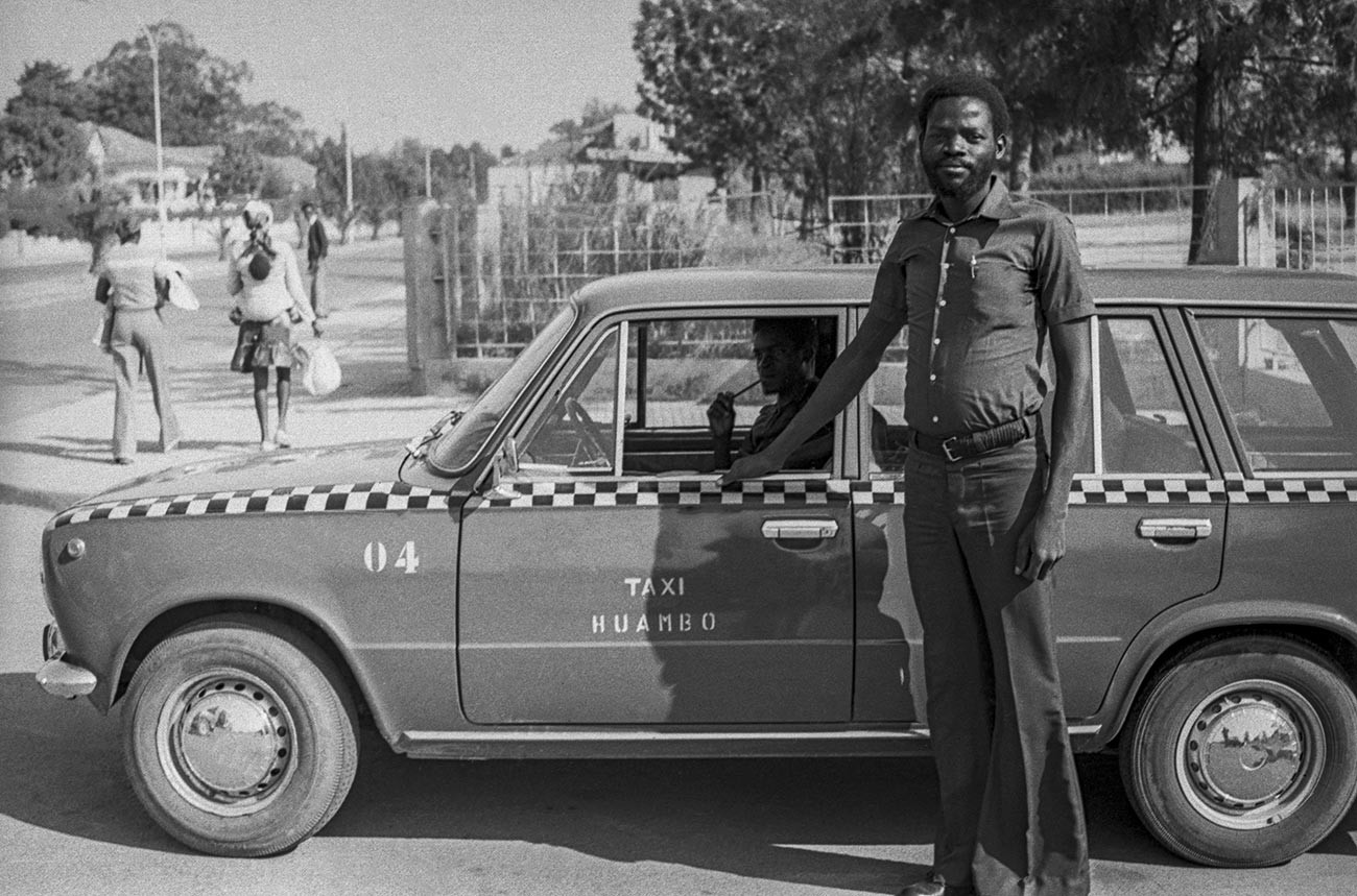 Une Lada faisant office de taxi à Huambo, en Angola, en août 1978
