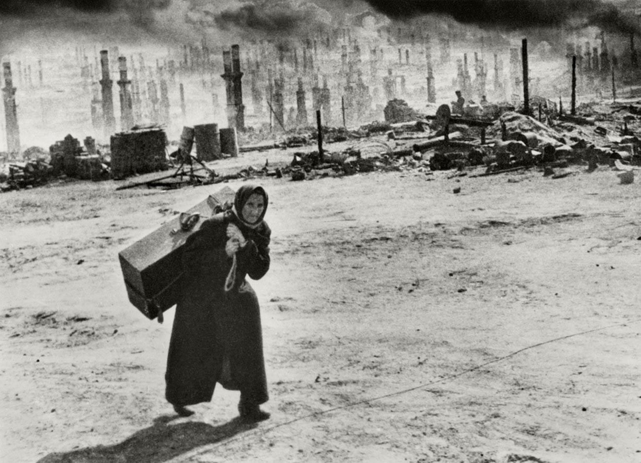 Nach der Bombardierung der Stadt Murmansk durch die Nazis 
