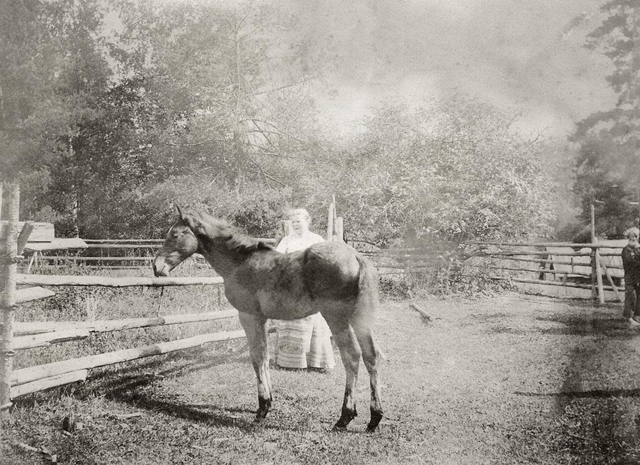 Мария Федоровна Поленова с лошадью Алисой. Усадьба Павловское