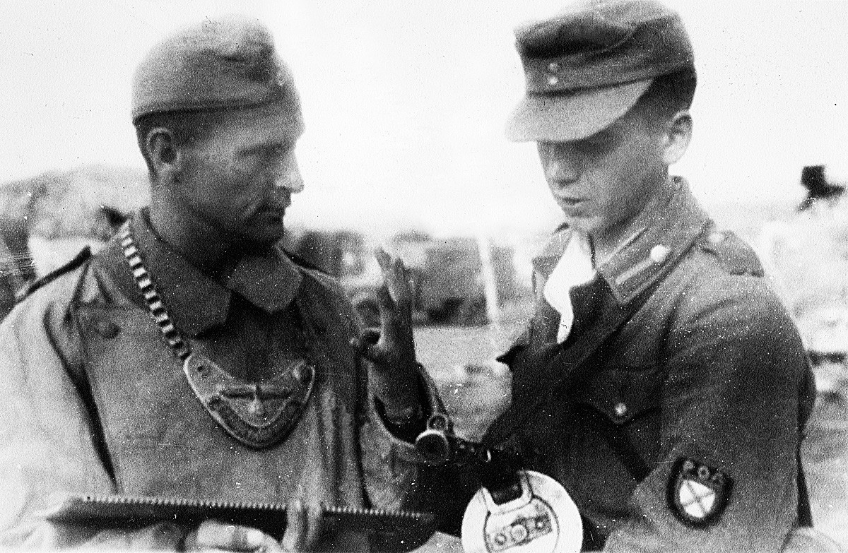 Soldado alemão fala com general Vlássov.
