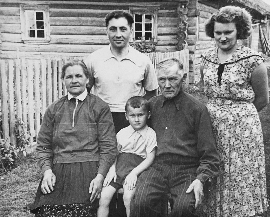 The Khartanovich family portrait. According to the opportunities available to people in those days, the children here were quite lucky: they managed to break free from a peasant life, go to medical school and become doctors in the 1950s