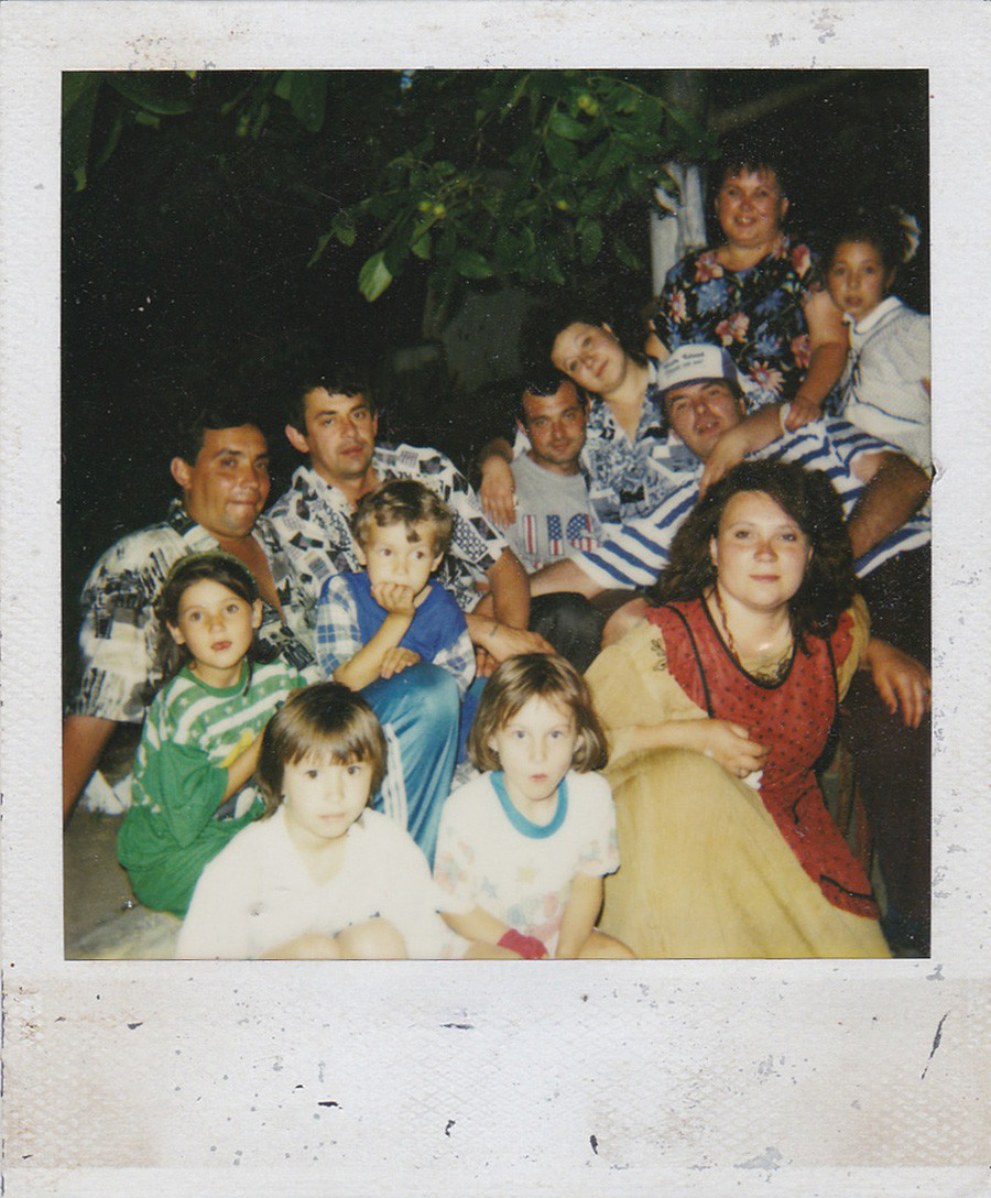 Polaroids made their way to Russia in the 1990s, and family photos began looking like this. 