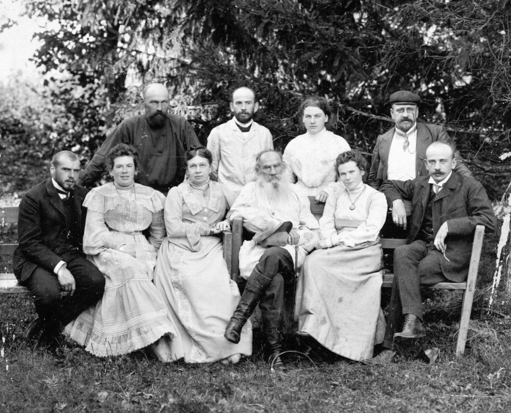 Lev Tolstói con su familia en su 75º cumpleaños, 1903.