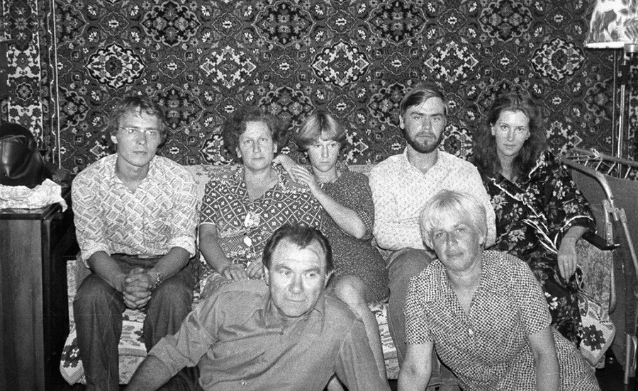 Foto de familiares en el sofá, años 80. La alfombra del fondo es un clásico.