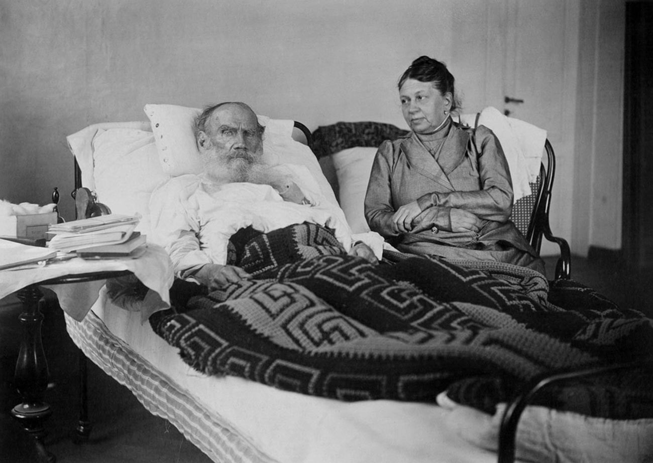Leo Tolstoy dan istrinya, Sofya.