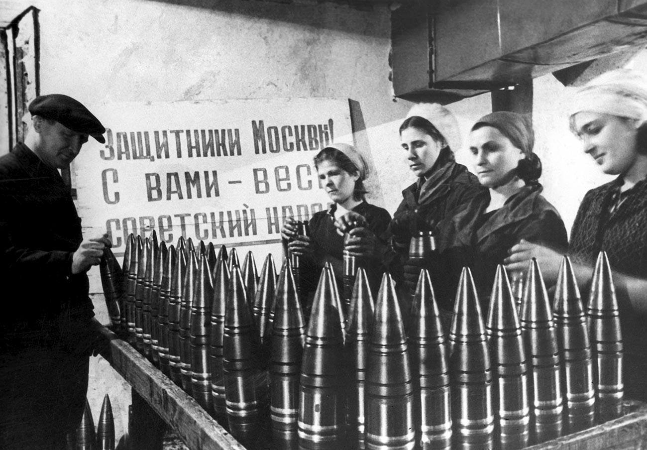 Великата отечествена война, 1941-1945година. Производство на боеприпаси в московски завод.