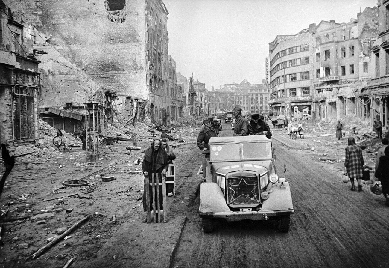 Съветски войници по разрушените улици на Берлин.