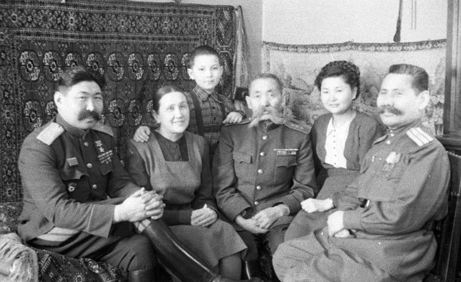 Pahlawan Uni Soviet, Jenderal Pasukan Kuda Oka Gorodovikov (tengah), bersama keluarganya, pada 1940-an. 