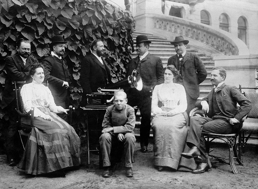 Die Kaufmannsfamilie Morozow in ihrem Herrenhaus Odinzowo-Archangelskoje, 1900er Jahre