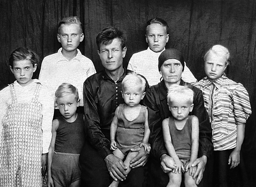 Familienporträt des ehemaligen unterdrückten Kosaken Ischimtsew, der nach seiner Verbannung in den 1950er Jahren nach Hause zurückgekehrt war
