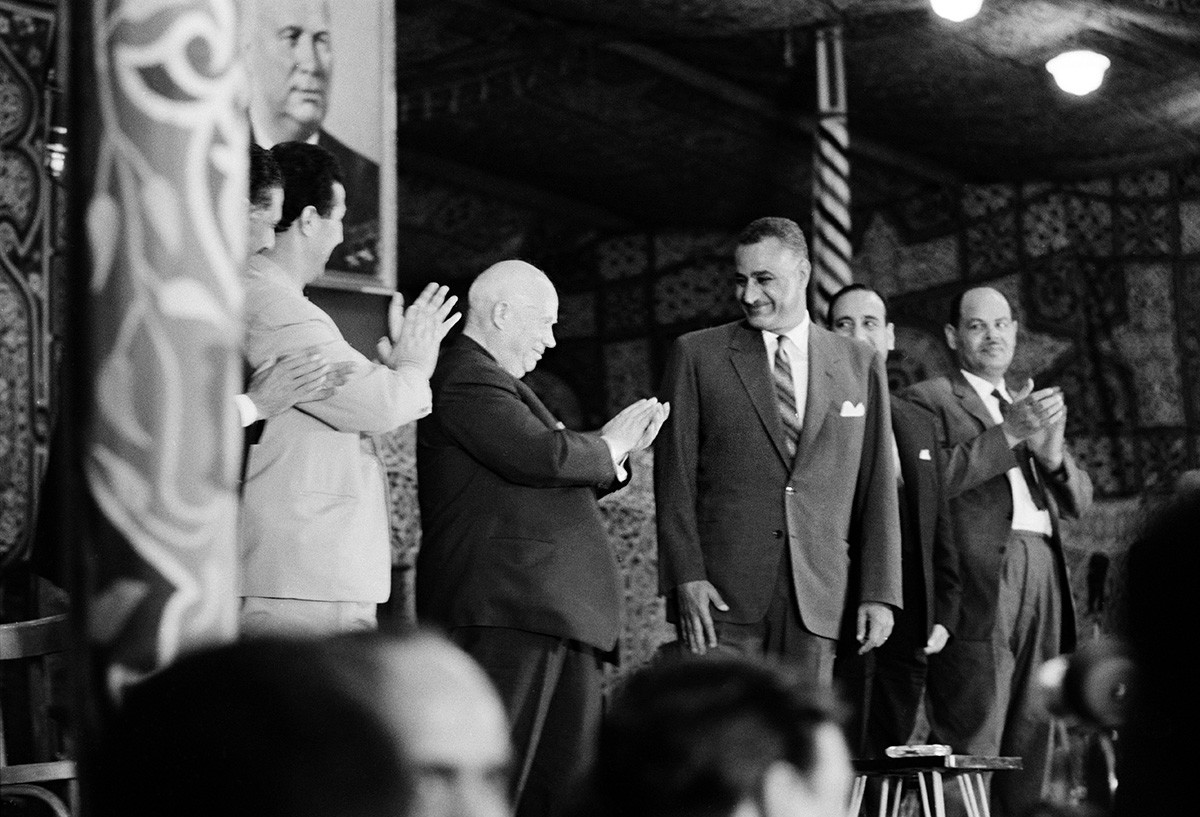 Съветският лидер Никита Хрушчов (1894-1971, вторият отдясно) с Ахмед Бен Бела (1916-2012, вторият отляво), президента на Алжир и президента на Египет Гамал Абдел Насер (1918 - 1970, вдясно) по време на посещение в Кайро, Египет, май 1964 година