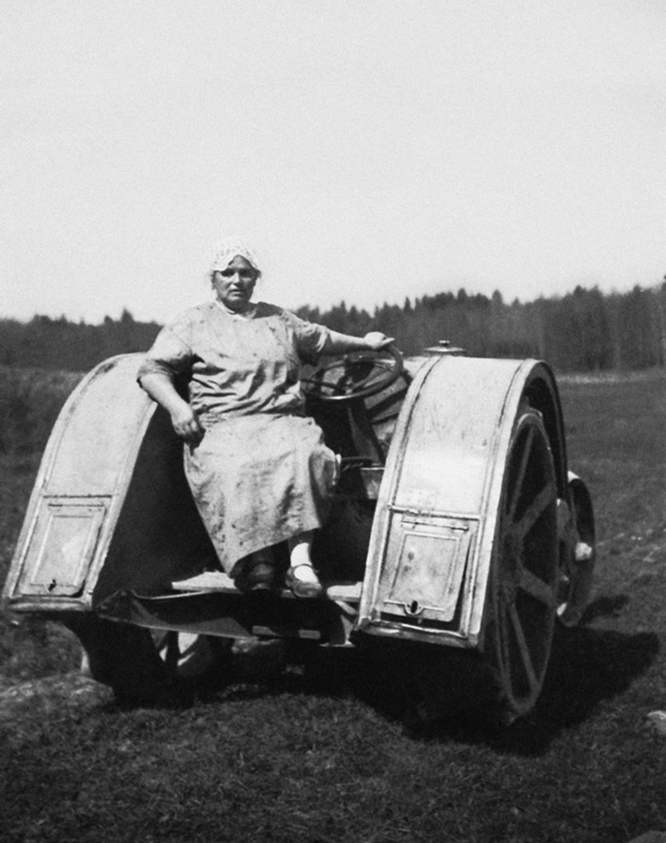 Anciana posando en un tractor