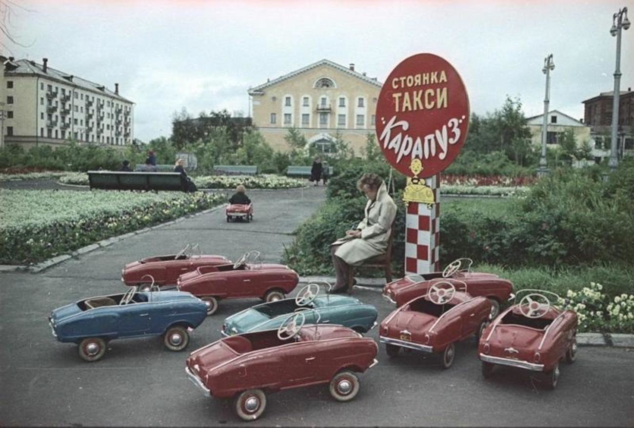 На паркинга на детски таксита, Архангелск 1965 г.
