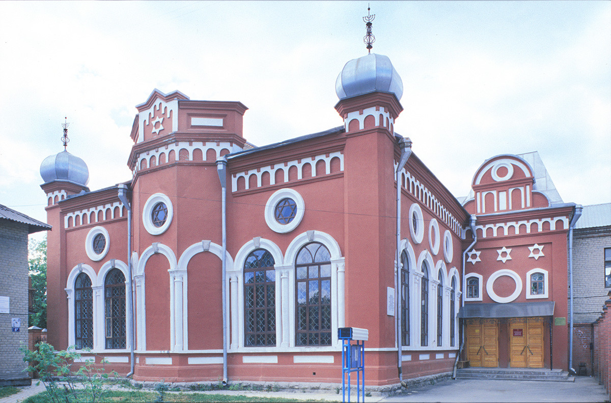 Synagogue de Tcheliabinsk. Construite entre 1903 et 1905, la synagogue a été fermée en 1929 et convertie en club pour l'usine de tracteurs de Tcheliabinsk. Elle a été restituée à la communauté juive en 1992 et restaurée entre 1999 et 2000.
