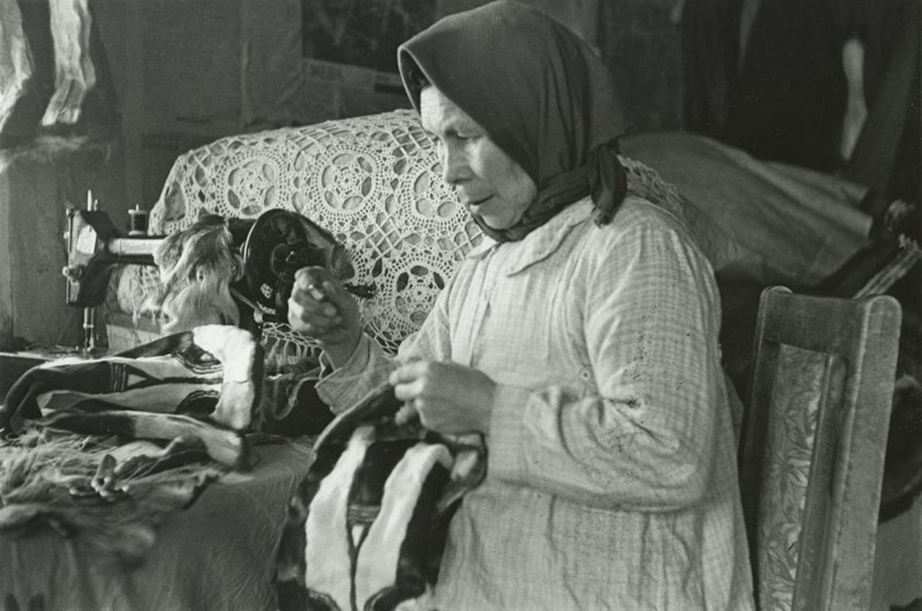 Une femme cousant, en 1949