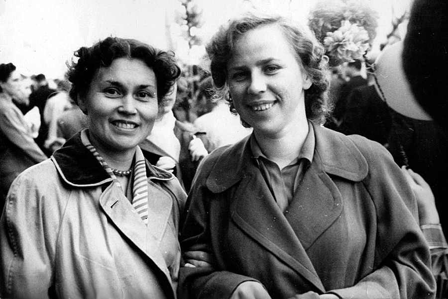 Zwei Freundinnen während der Feierlichkeiten am 1. Mai in Moskau