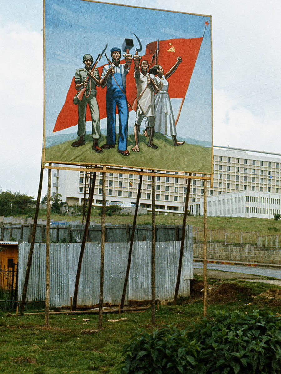 Une affiche de propagande montre des Éthiopiens tenant des symboles communistes devant le drapeau soviétique, à Addis-Abeba, la capitale de l'Éthiopie. 1977