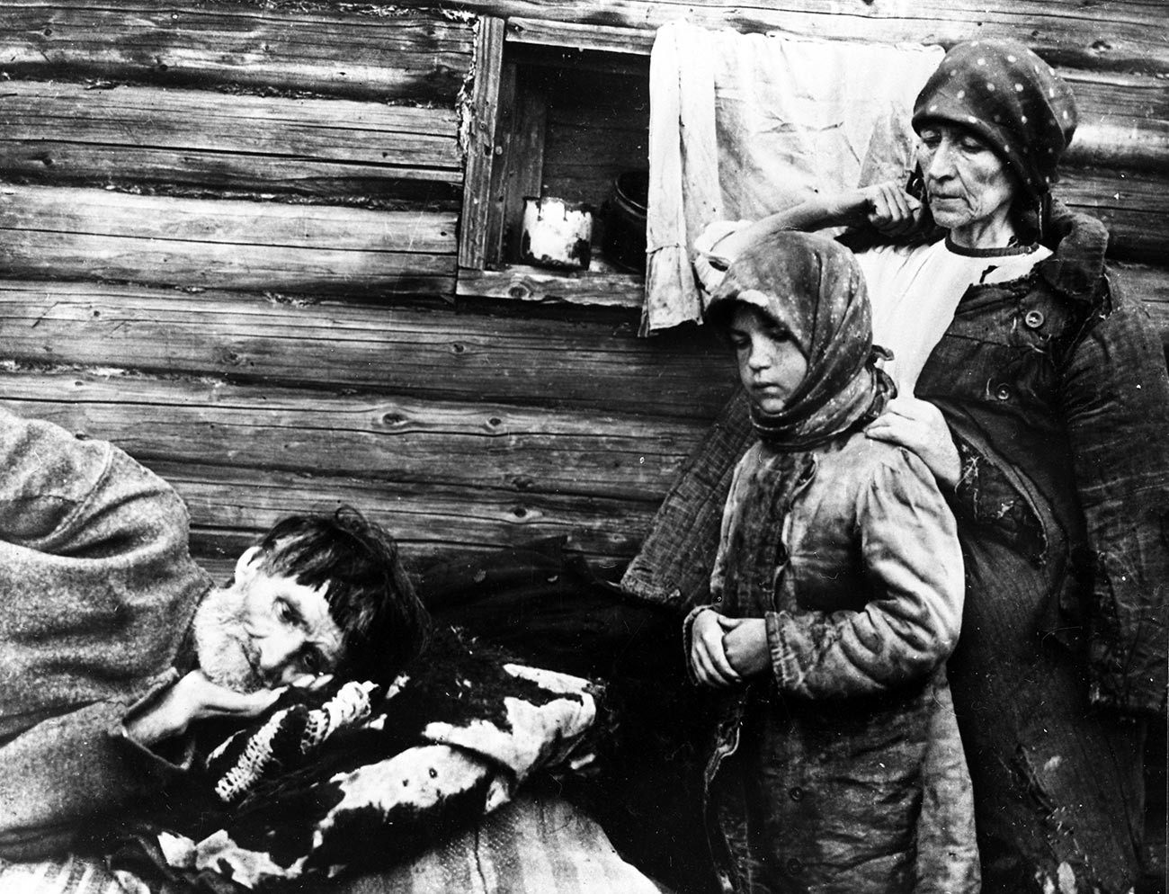 Семья голодающих в Поволжье, 1921 год.
