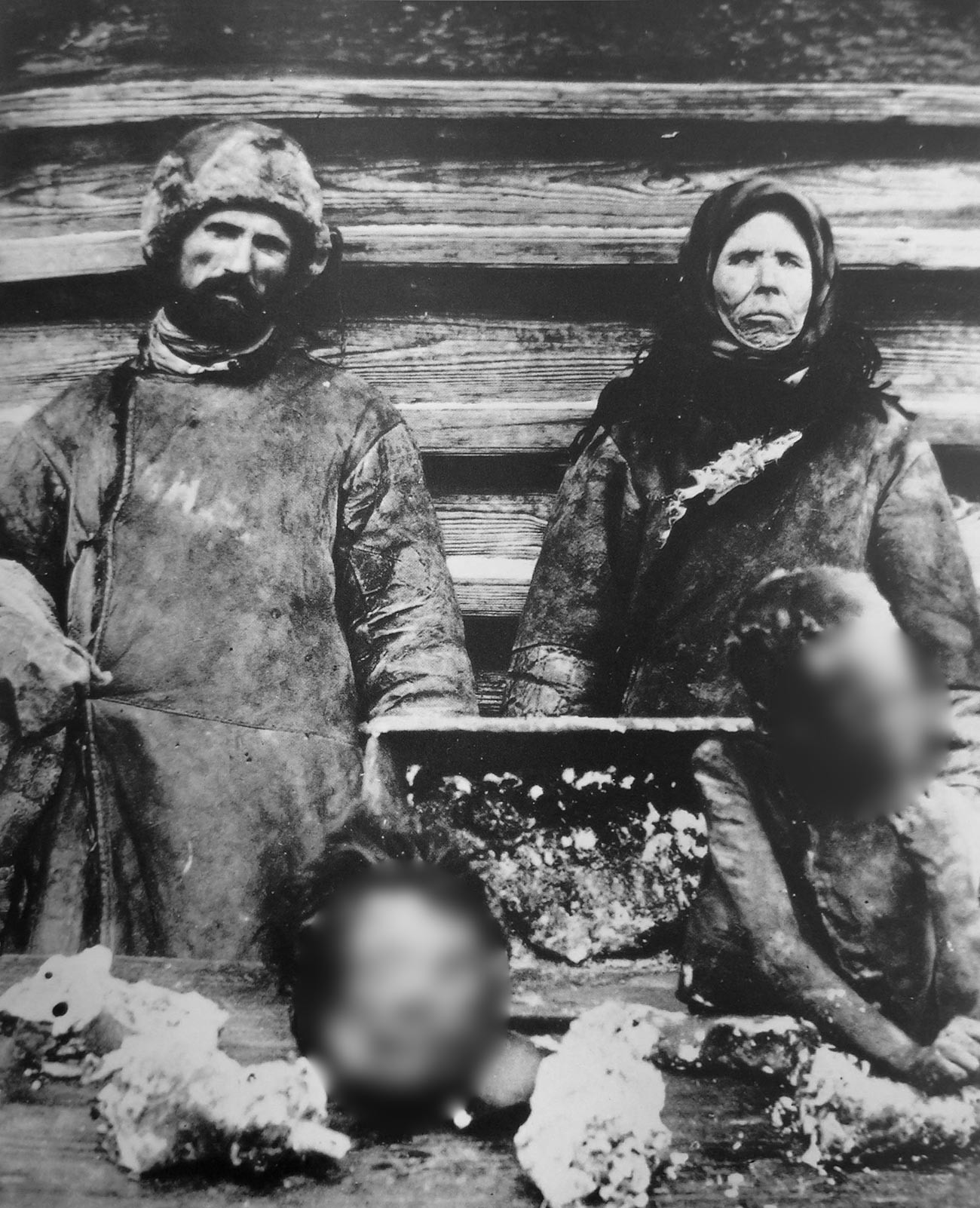 Каннибалы со своими жертвами в Самарской губернии, 1921 год. 