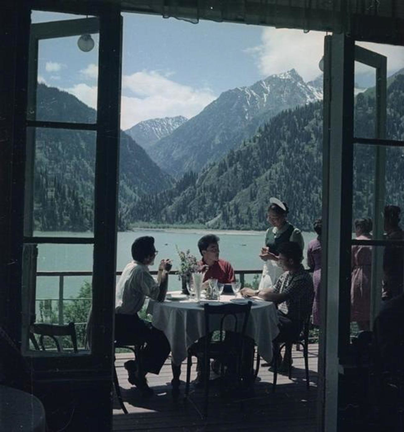Au balcon d’un restaurant sur le lac Issyk, Kazakhstan, 1961
