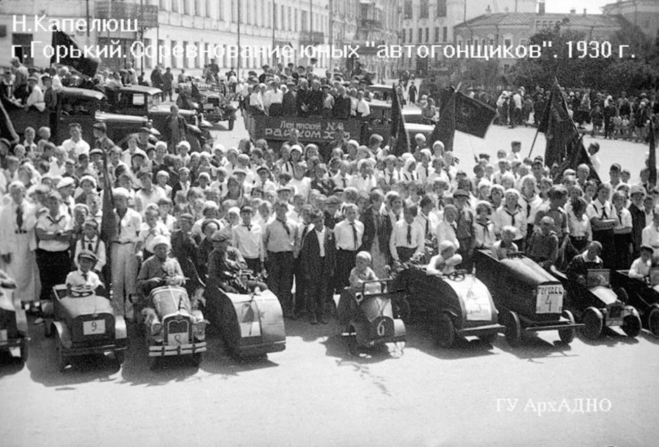 Competition of young 'racers', 1930