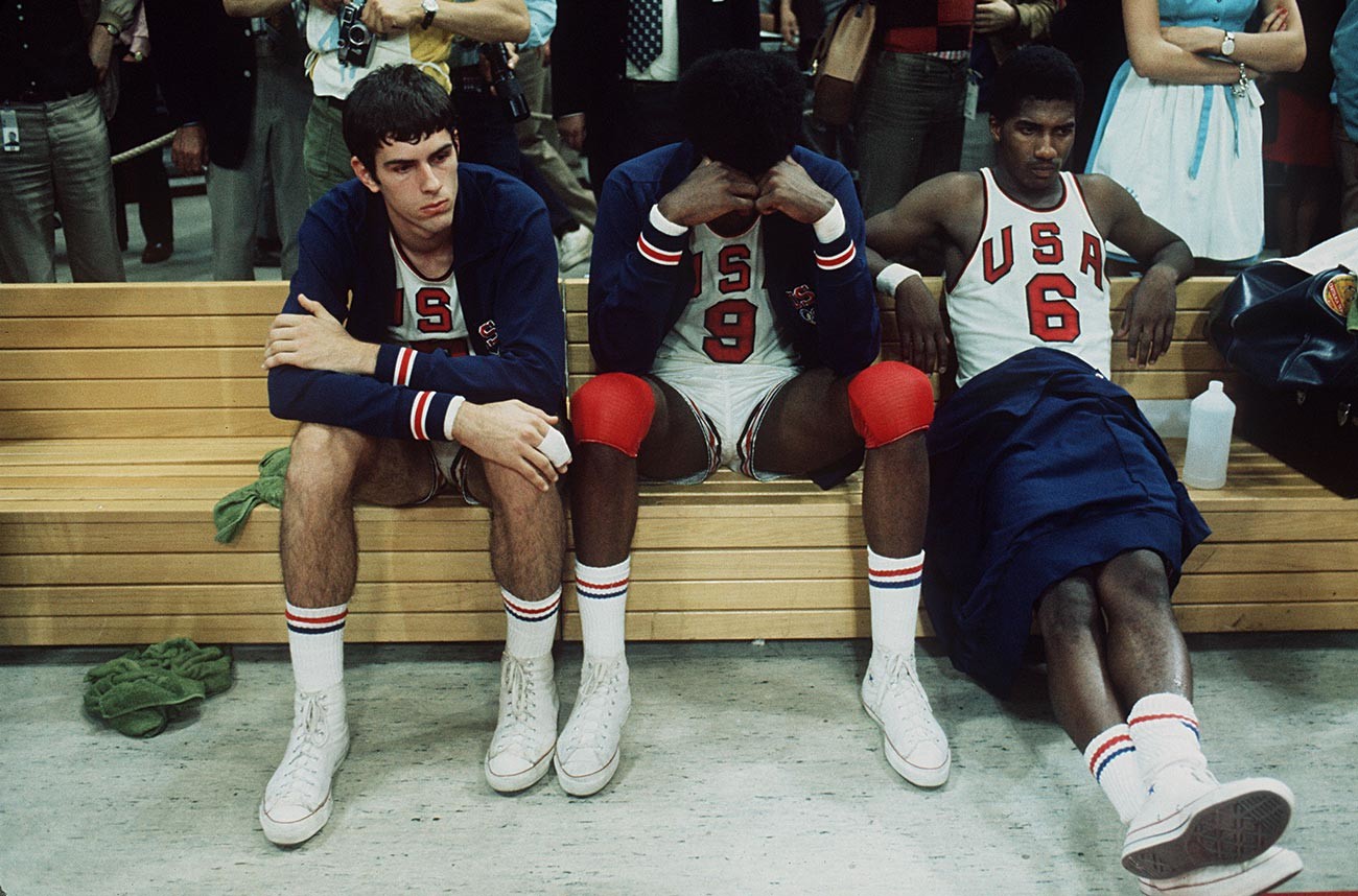 Američka košarkaška reprezentacija ne može sakriti svoje razočaranje odlukom dužnosnika koji su zlatnu medalju dali Sovjetskom Savezu na Olimpijskim igrama u Münchenu 1972. godine.