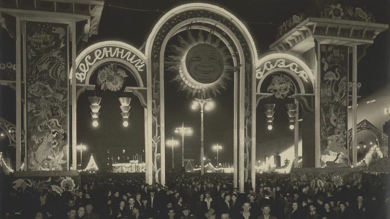 Foire de la Journée du Travail, sur la place Pouchkine, à Moscou, 1947