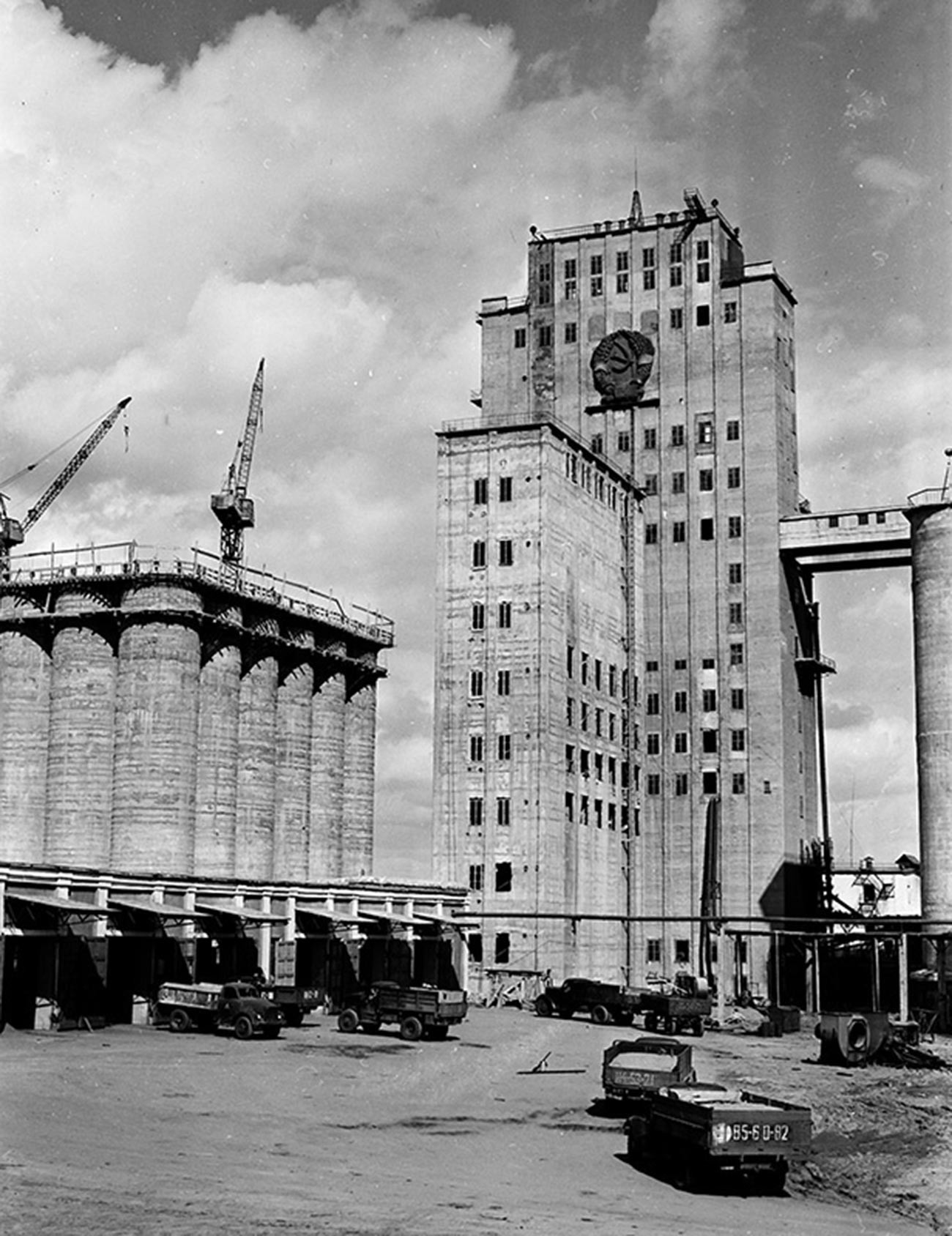 Елеватор за зърно с емблемата на СССР, 1959 г., Казахстанска ССР, Костанай.
