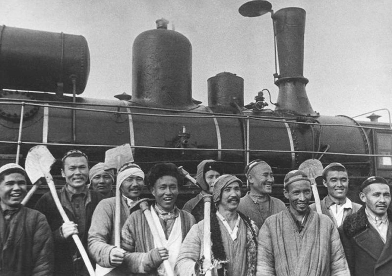 Колхозници от Ташкентска област тръгват за строителната площадка на Чирчикския машиностроителен завод, индустриален гигант, който произвежда буквално всичко - от бомби до трактори; 1930 г.


