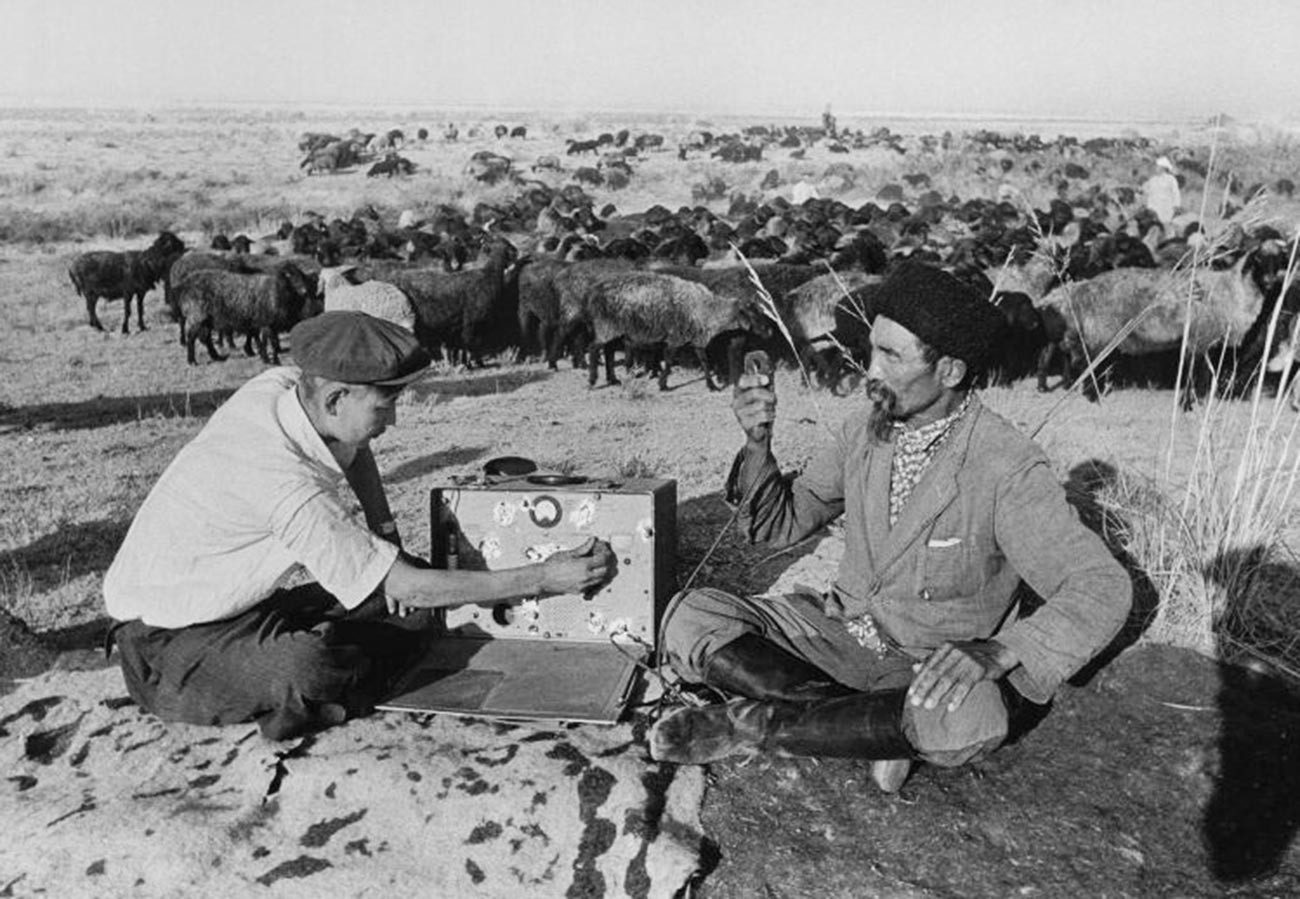 Овчар и радио. В девствената земя на Казахстан, 1952 г.
