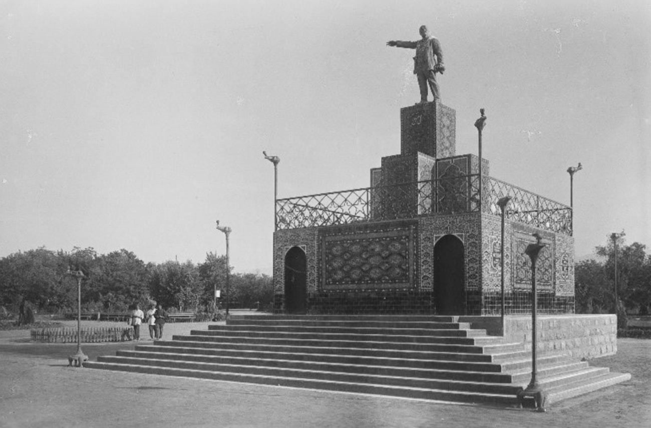 Паметник на Владимир Ленин в Ашхабад, Туркменска ССР, 1930-те
