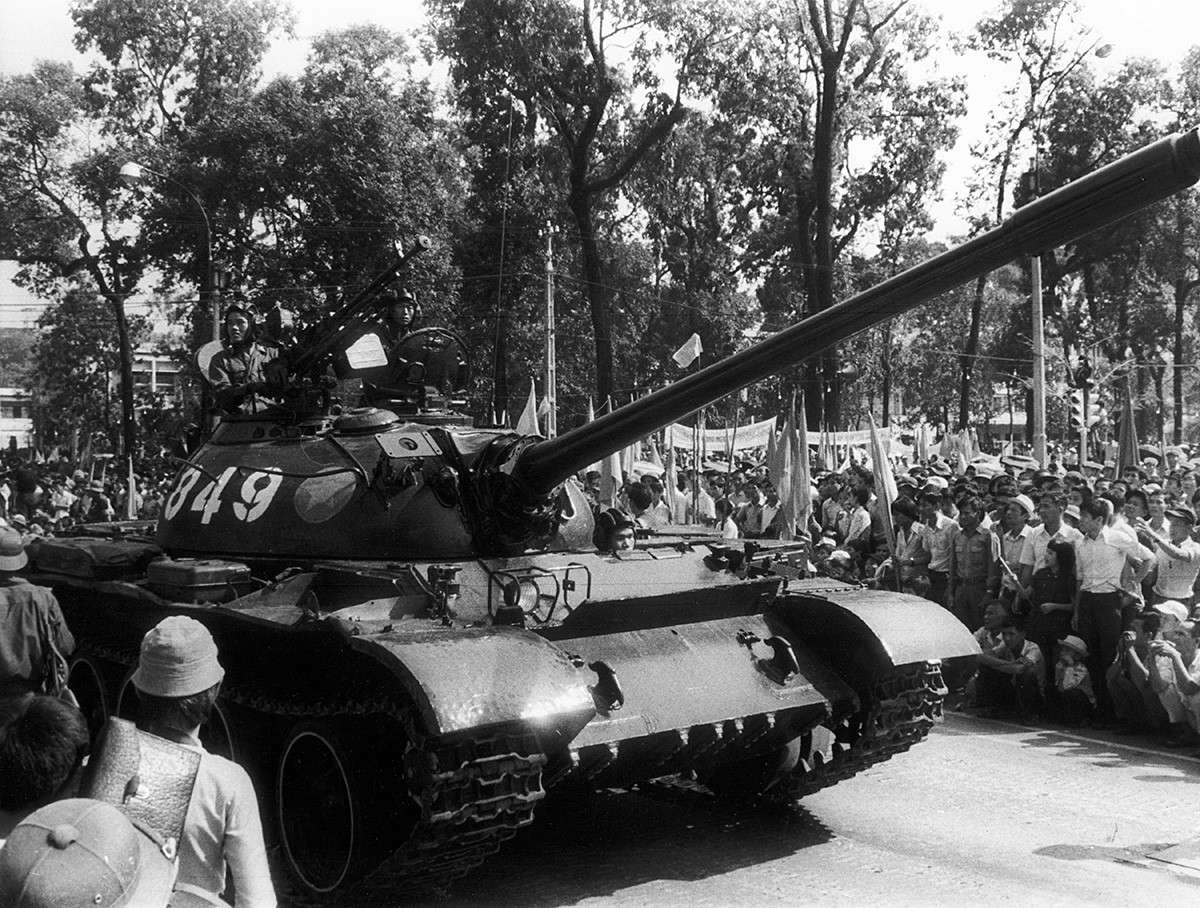 Sovjetski tank na paradi v Sajgonu. 15. maja 1975