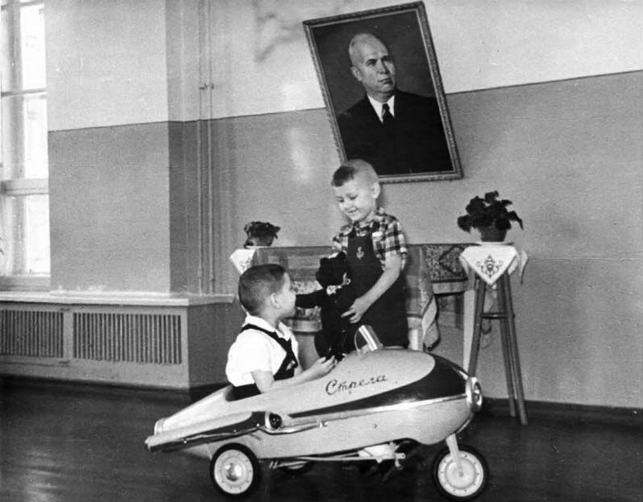 Дети на педальной машине «Стрела», 1962 год