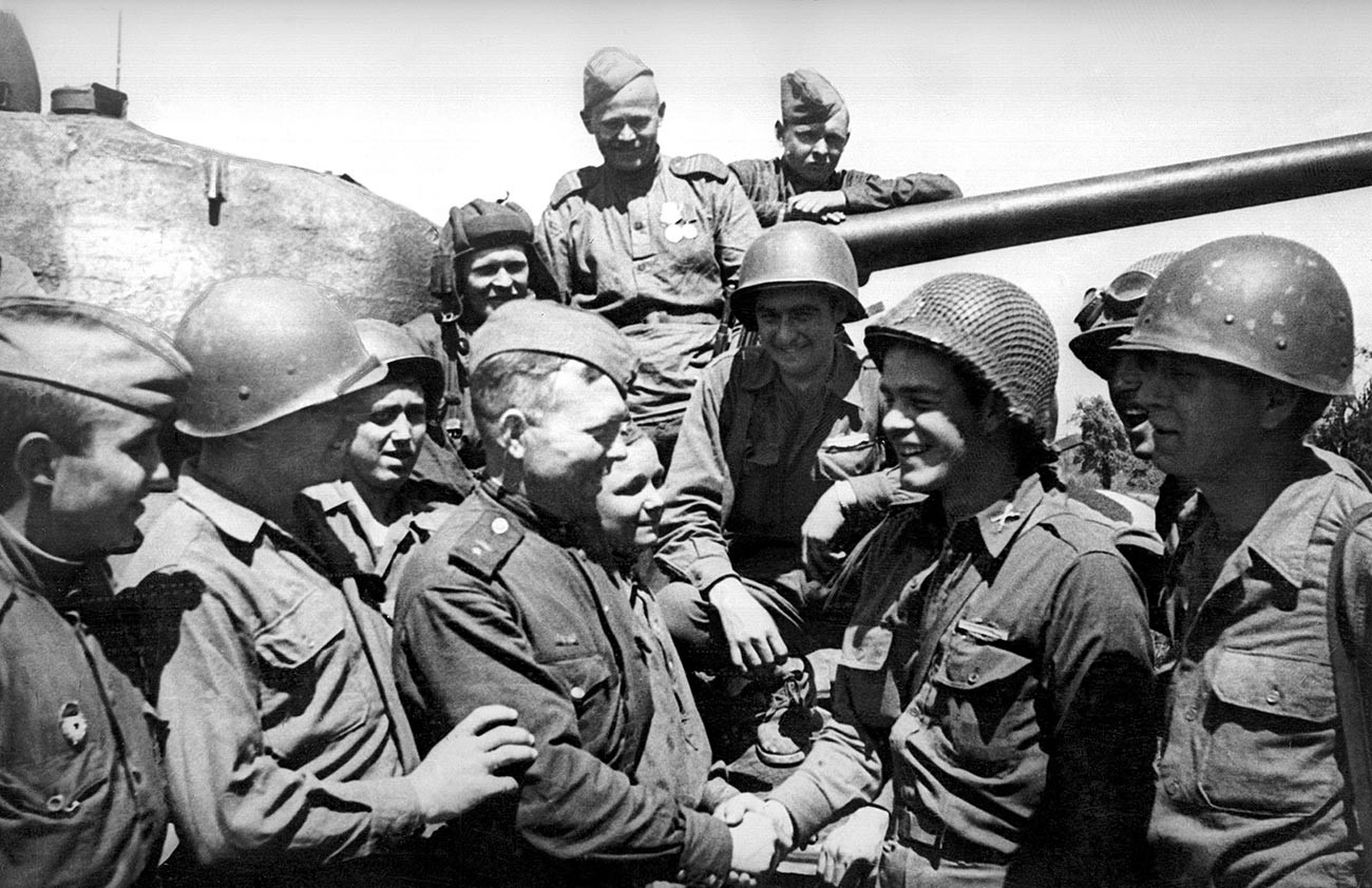 Encuentro militares aliados en las afueras de Viena. En el centro: el comandante de tanques soviético y teniente subalterno Georgui Lovchikov y el teniente americano Jack Haltgraves. 