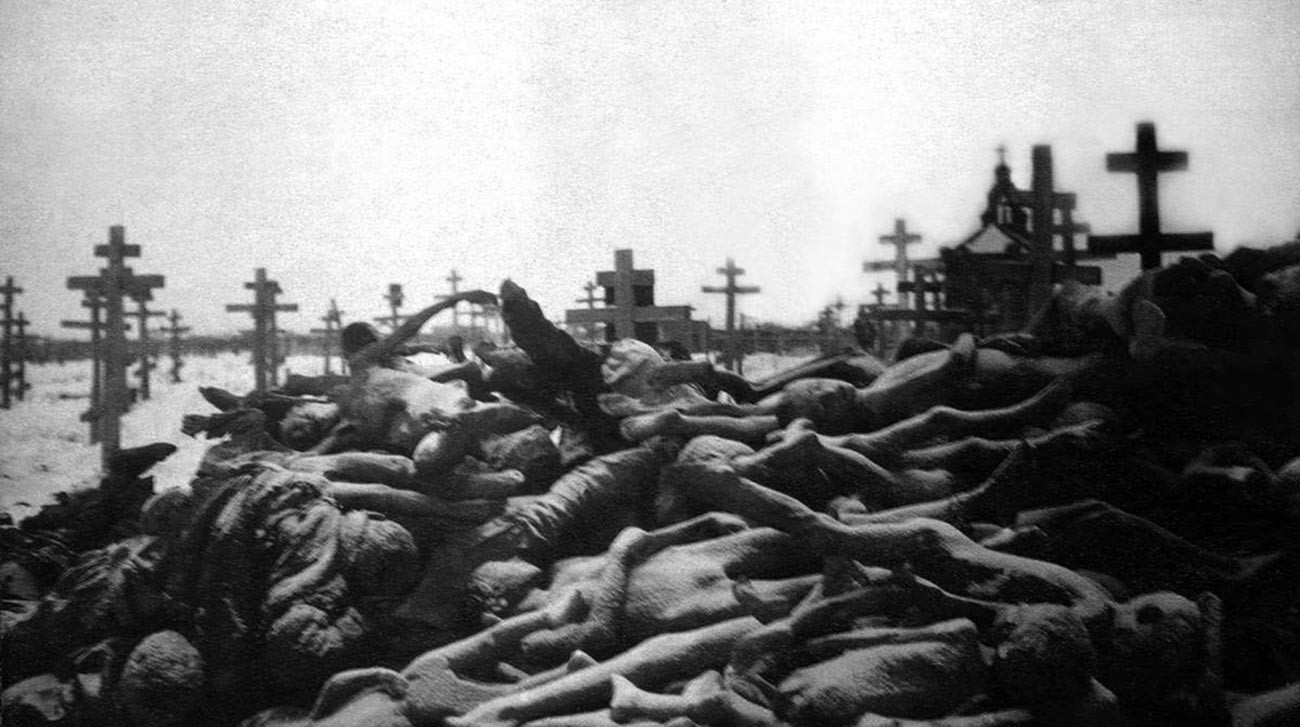 Pilhas de corpos de soviéticos que morreram de fome