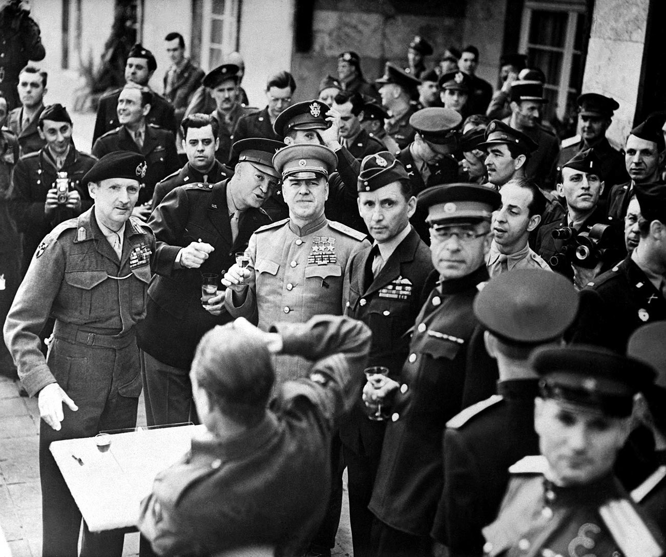Британският фелдмаршал Бернард Монтгомъри (вляво), американският генерал Дуайт Айзенхауер и съветският фелдмаршал Георги Жуков, вдясно от Монтгомери. Британският въздушен маршал сър Артър Тедър (вдясно от Жуков) 
