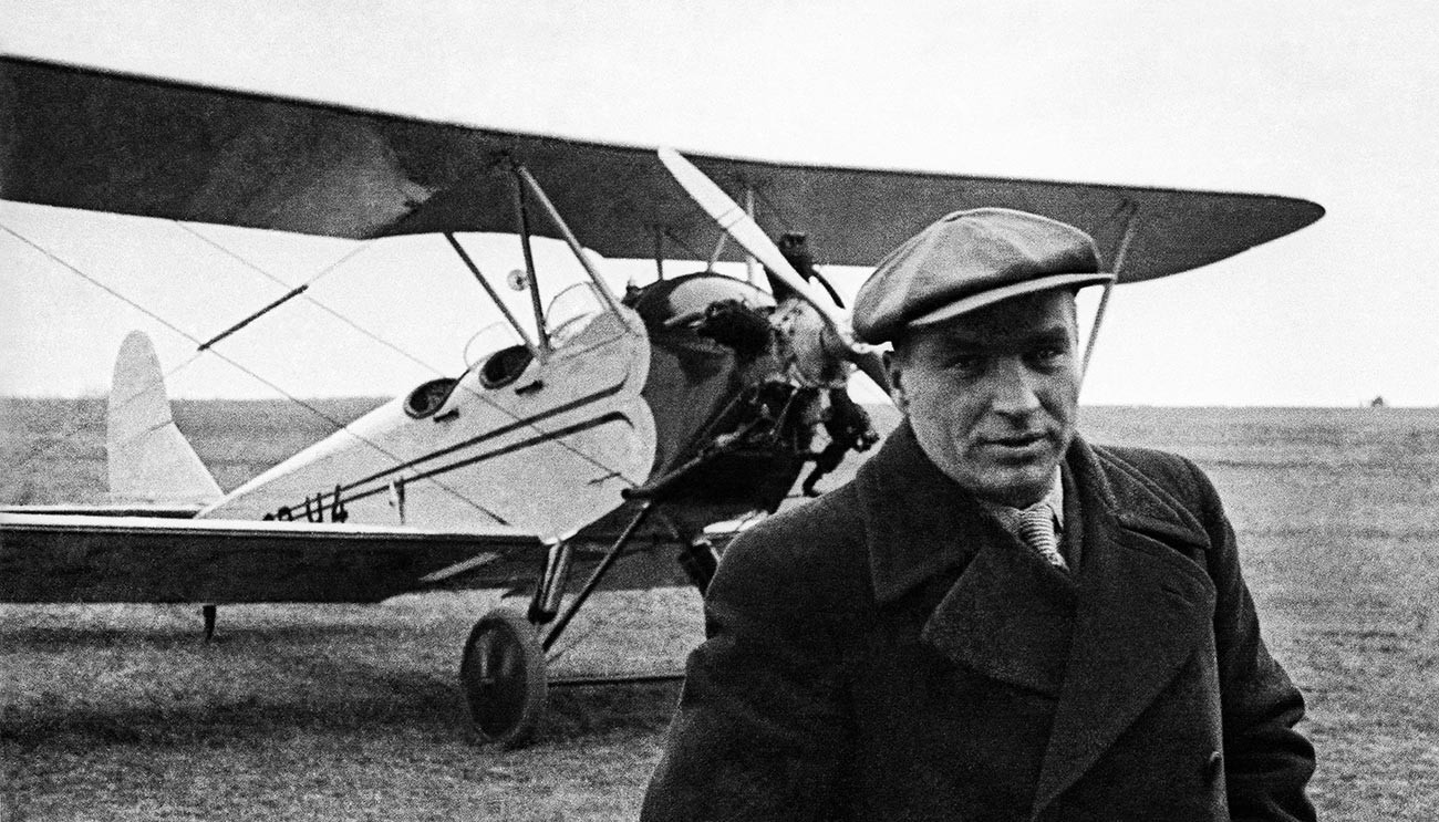 Херојот на Советскиот Сојуз Валериј Павлович Чкалов пред вежбовен авион У-2 кој го добил како подарок од Народниот комесаријат за тешка индустрија.