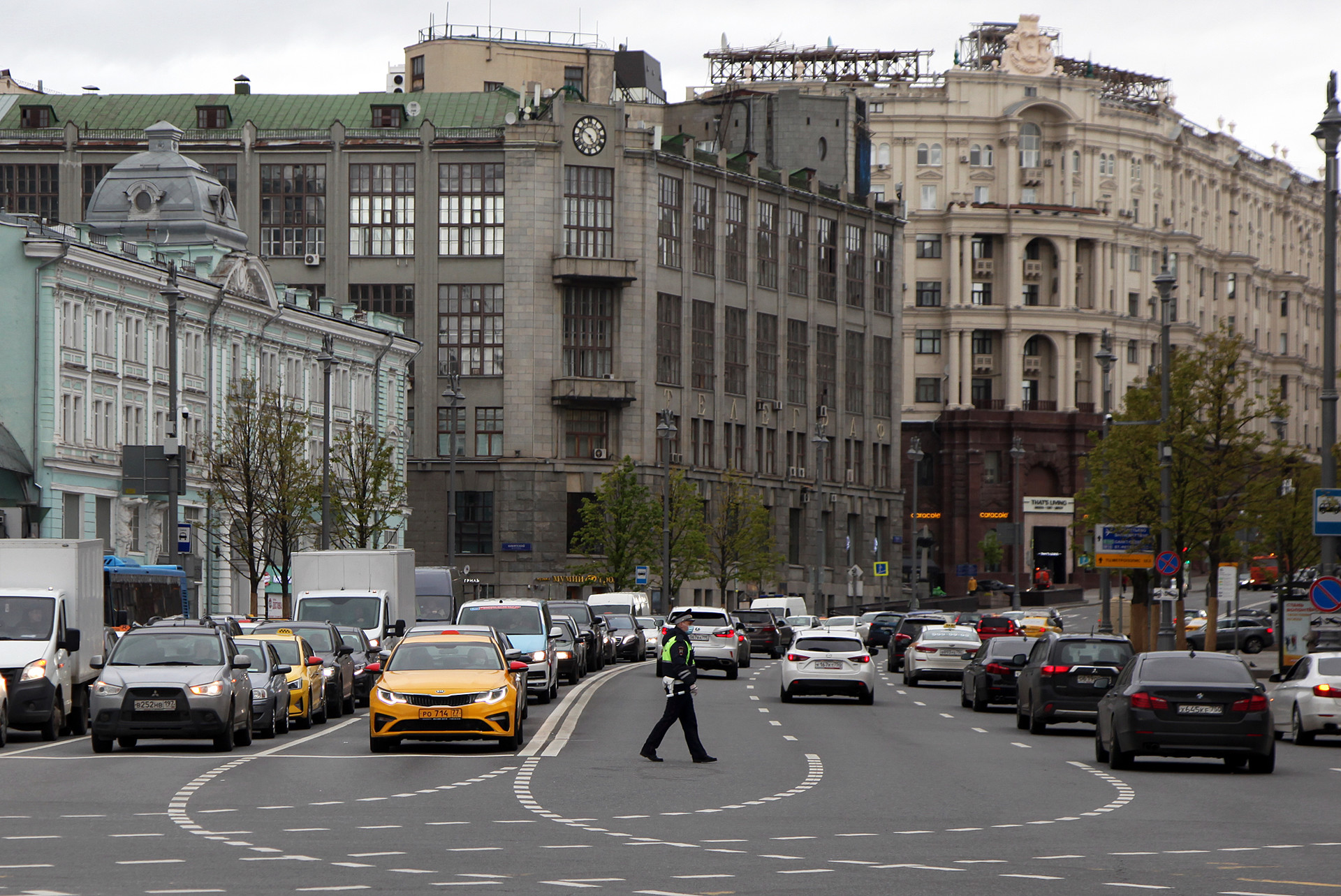 Suasana lalu lintas di Tverskaya Ulitsa cukup ramai dengan kendaraan.