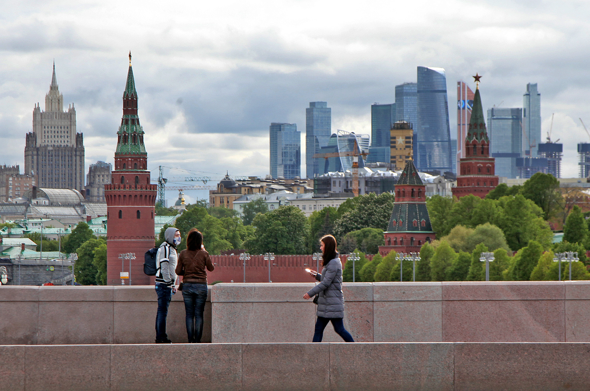 Suasana di Jembatan Moskvoretsky Bolshoy dengan pemandangan Kremlin, Distrik Bisnis Moscow City, dan gedung Kementerian Luar Negeri Rusia  — salah satu dari tujuh gedung kembar Stalin.